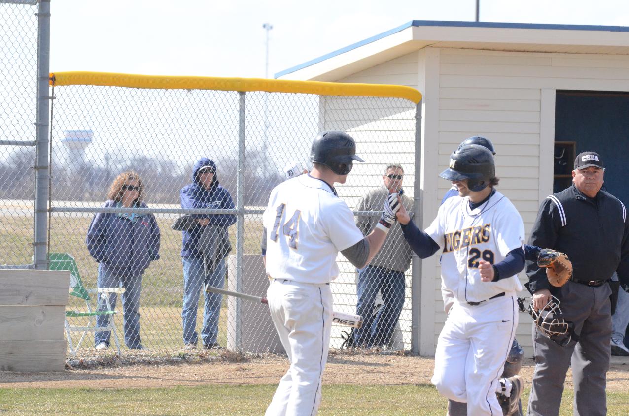 Russell's late home run helps MCC split with DMACC