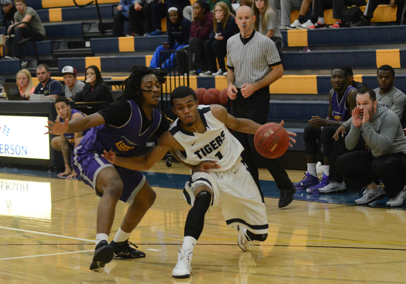 Men's basketball remains undefeated with third straight win