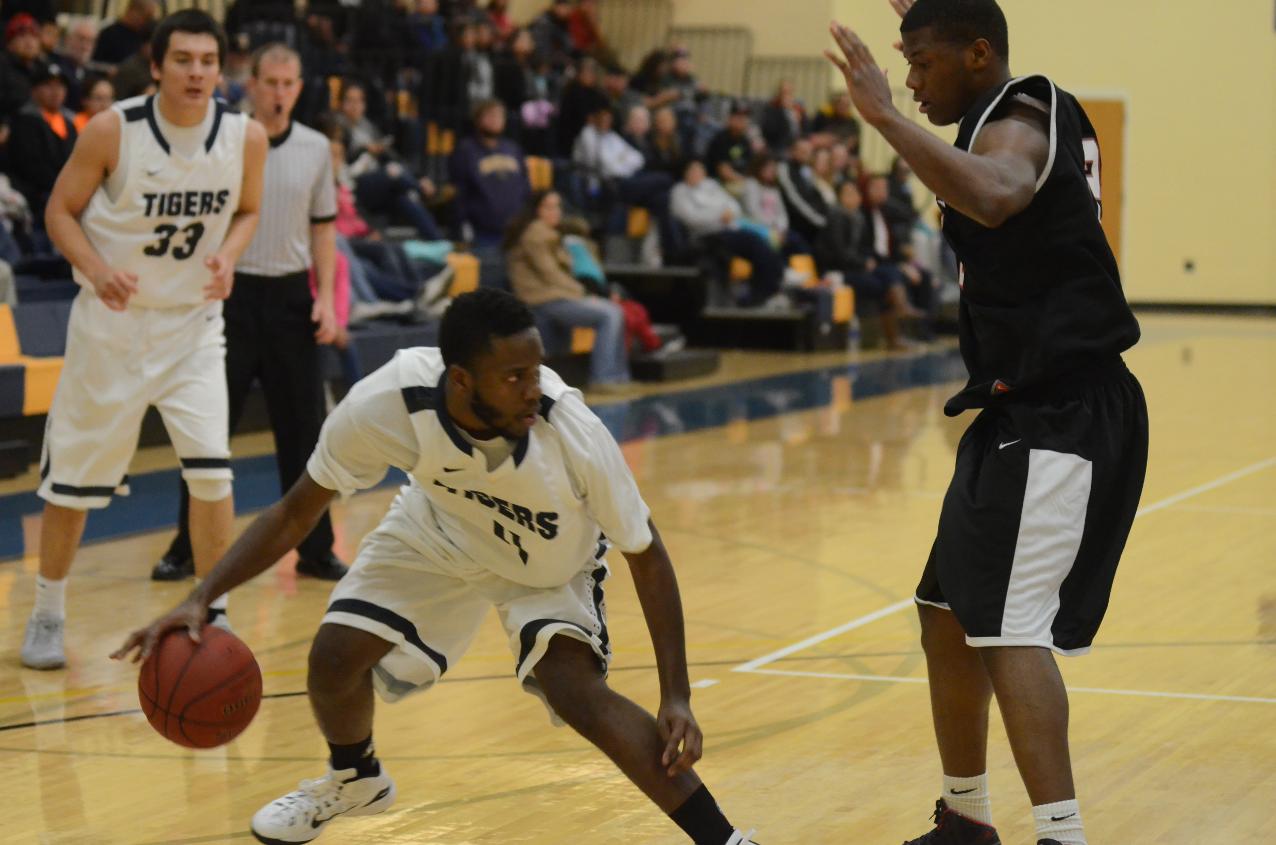 Tigers fall on the road to DMACC, 81-74