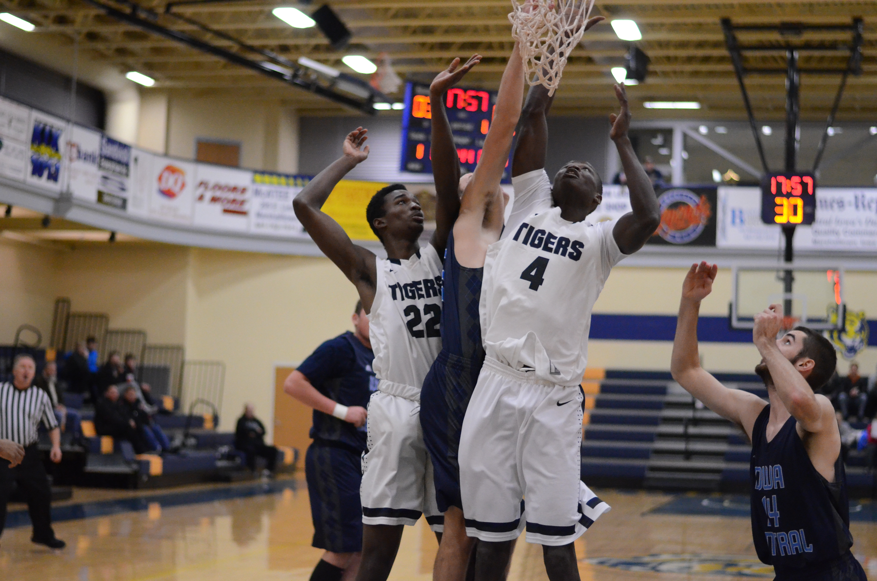 Three double-doubles pace MCC in win over Iowa Central