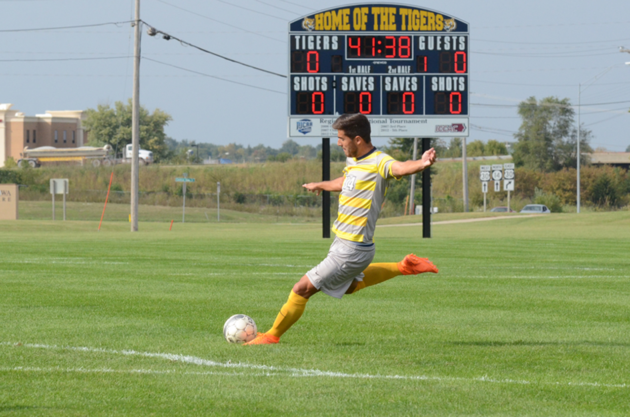 No. 10 MCC remains unbeaten with 3-2 win over Iowa Lakes