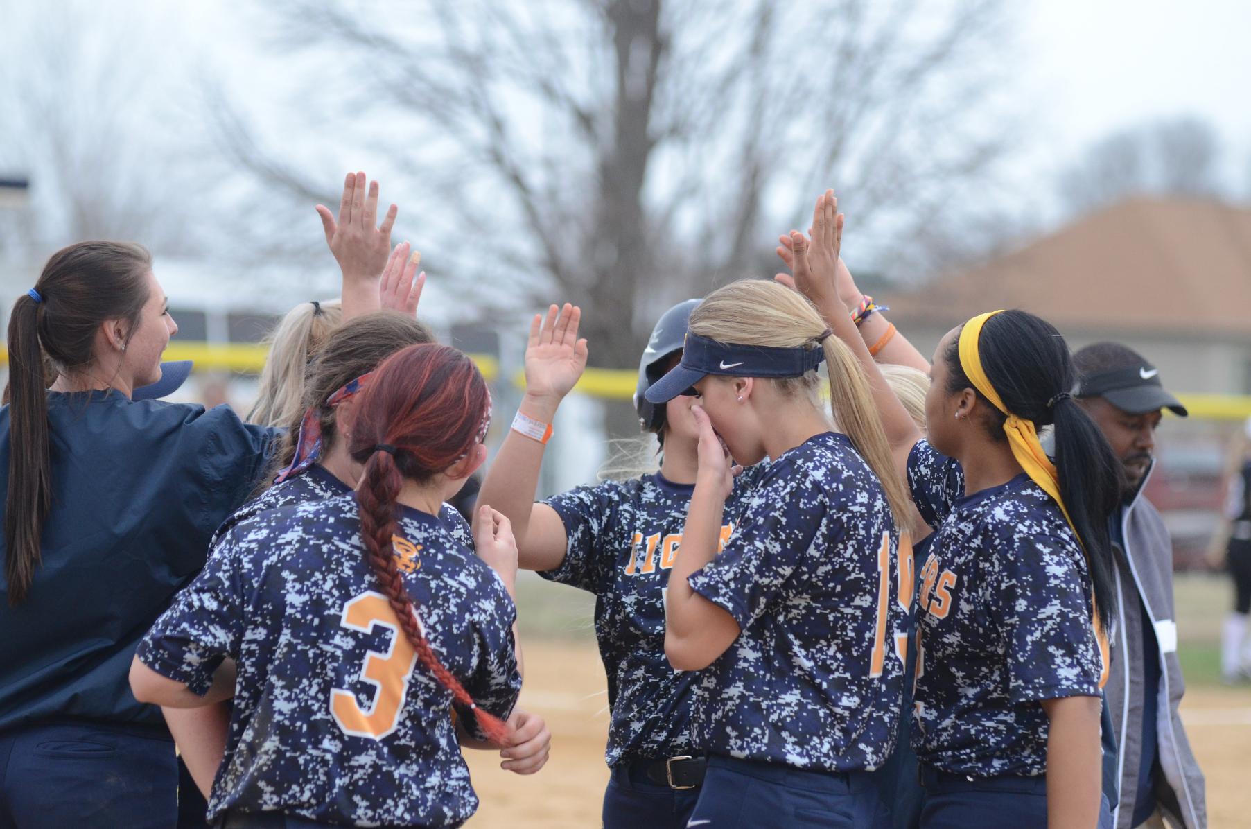 Late rally carries softball to fourth-straight win