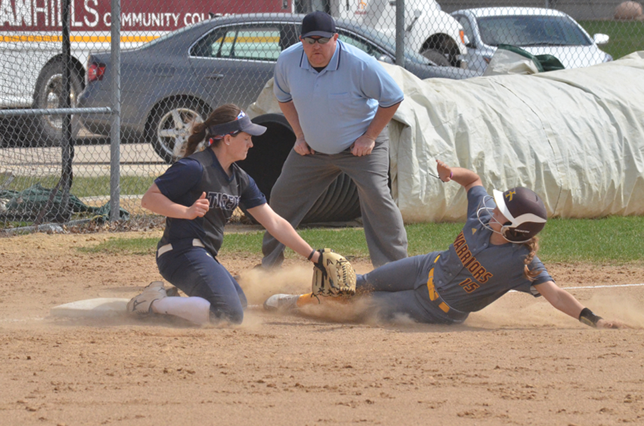 The MCC softball team dropped a pair of games to Indian Hills on Sunday