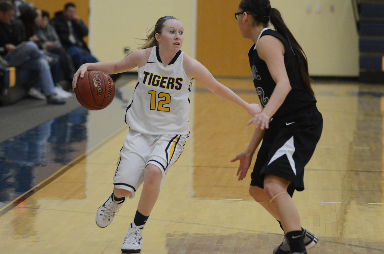 Tigers fall late at home to DMACC