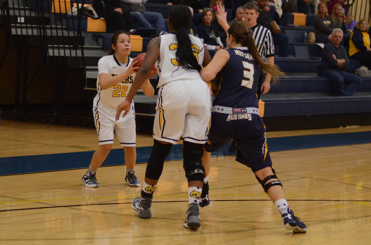 Women's basketball falls on the road to Kirkwood