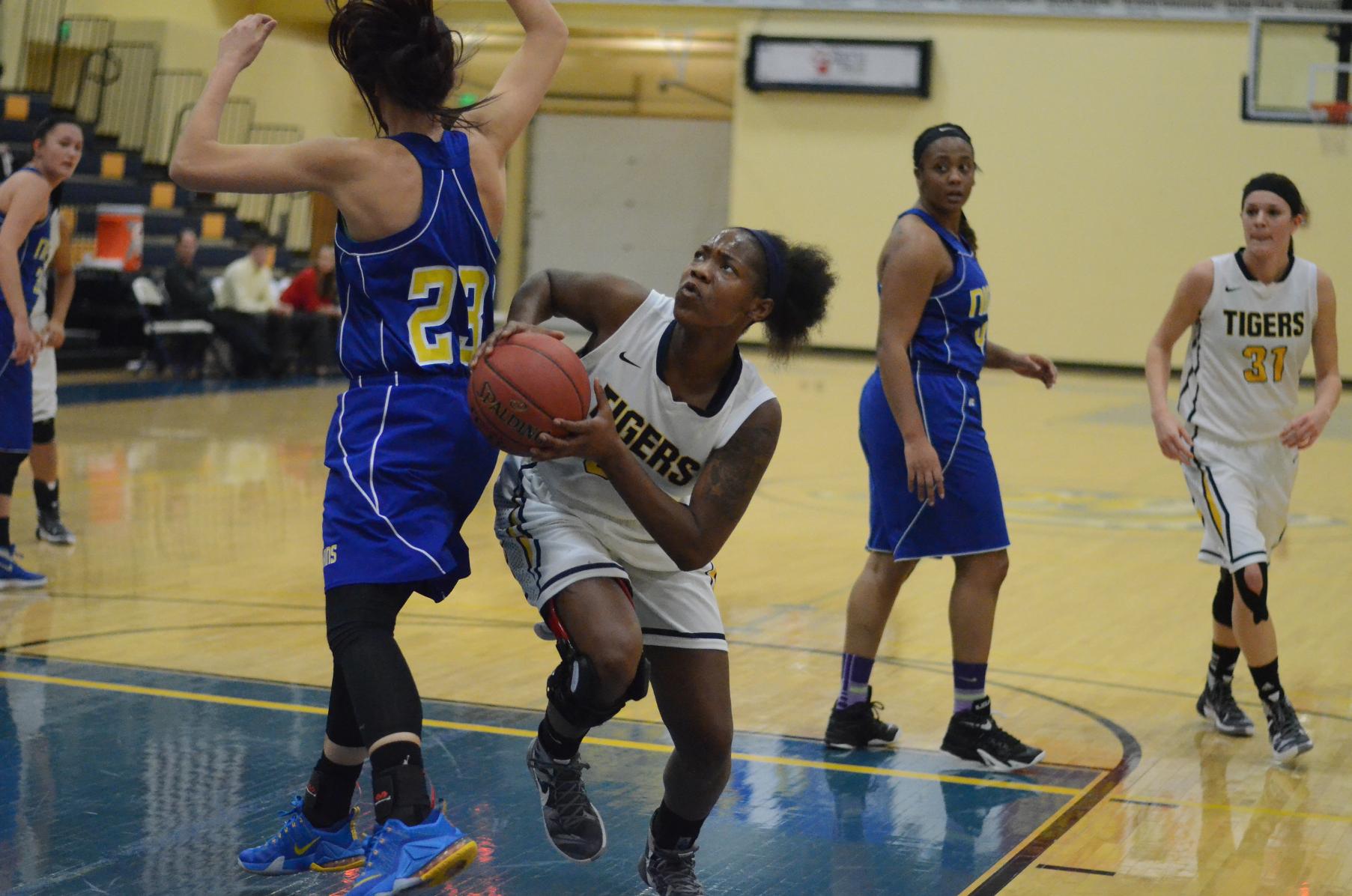 Women's basketball suffers 65-51 loss at Iowa Central