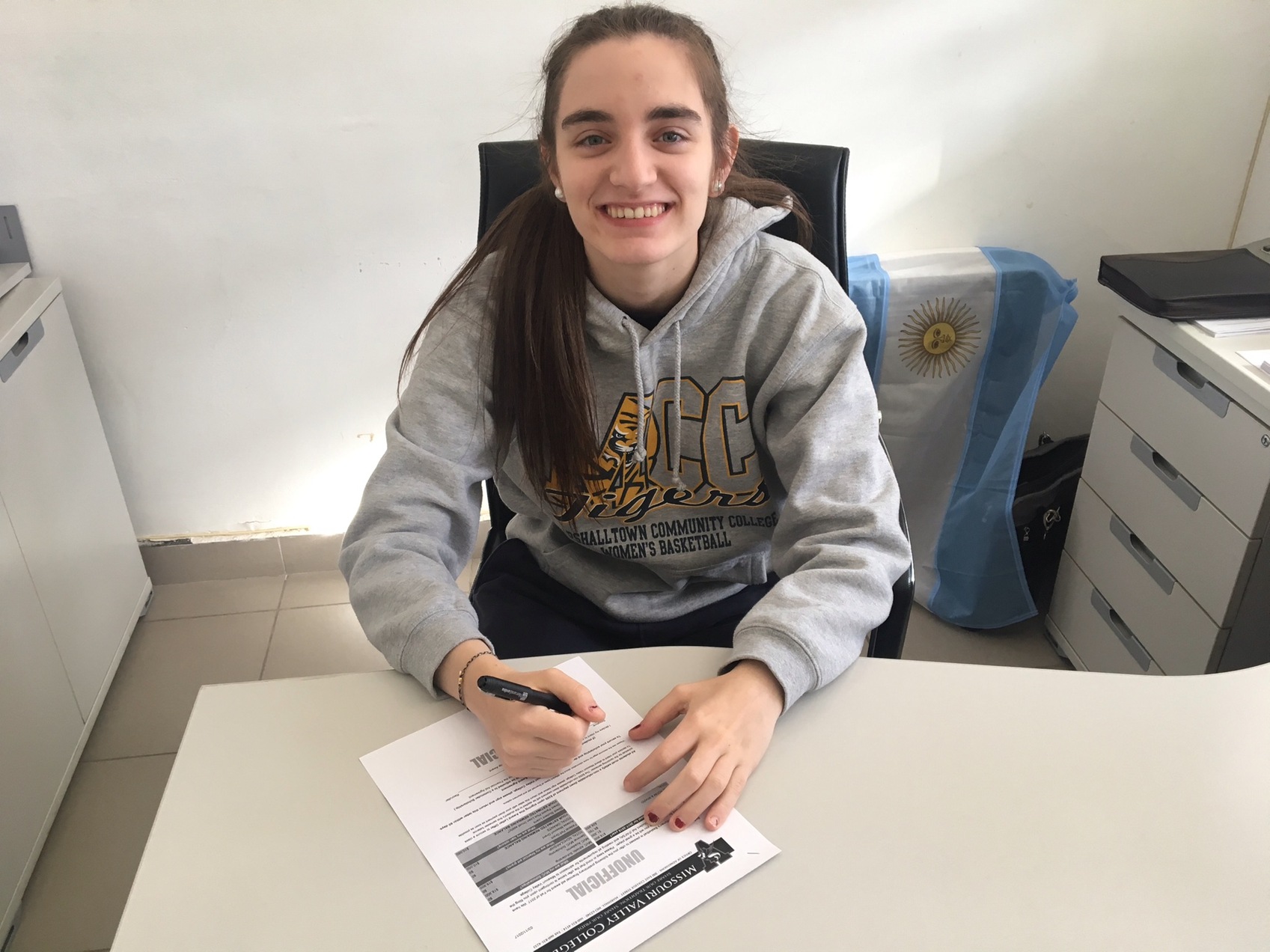 Barbara Araoz has signed a National Letter of Intent to play basketball  at Missouri Valley College next season