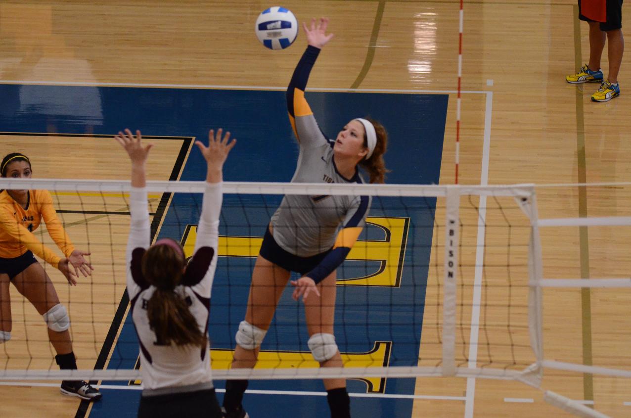Volleyball earns first win over Iowa Central since 2009