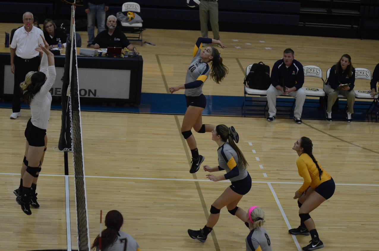 Volleyball salvages split on day one of DMACC Invite