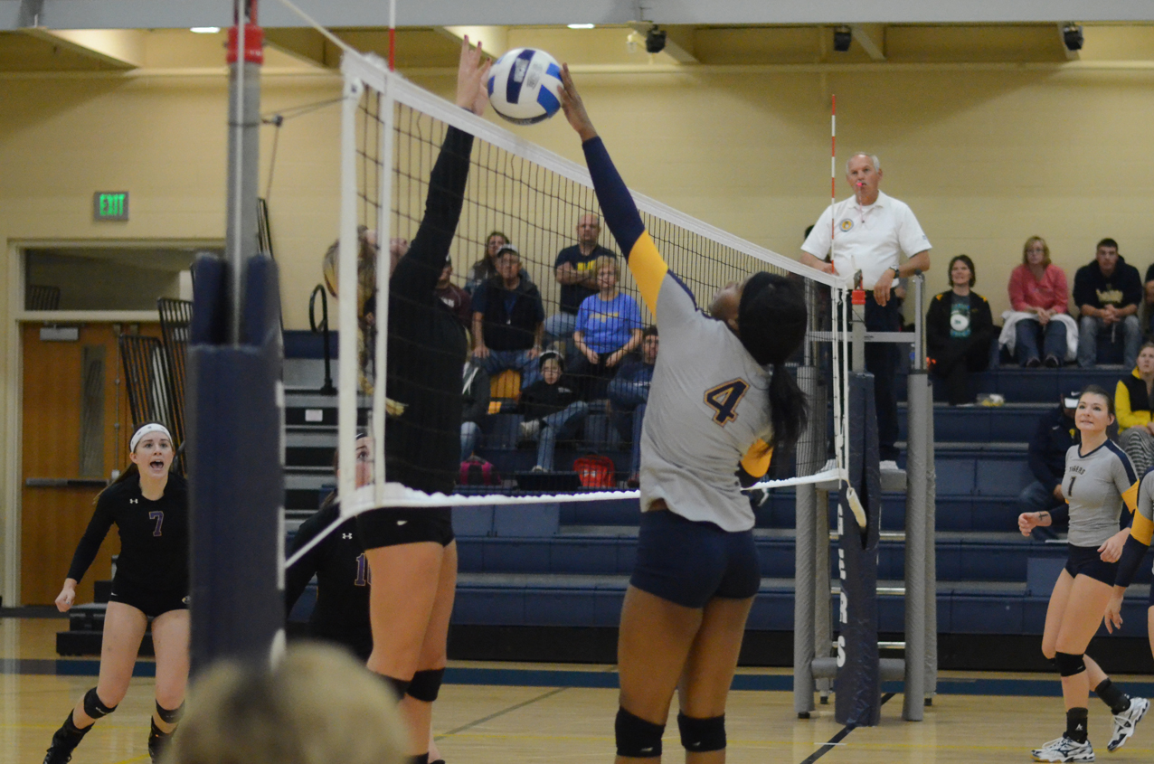 Volleyball falters down the stretch against Ellsworth