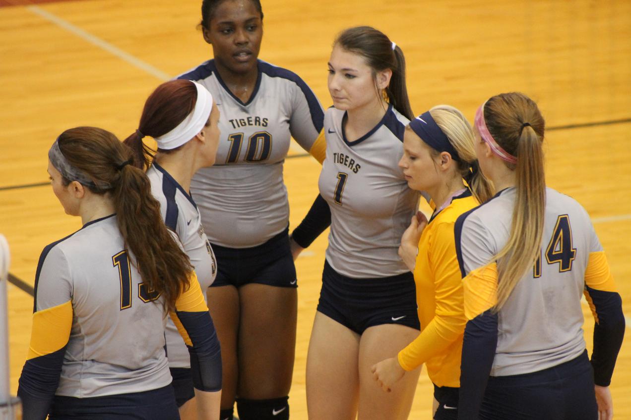 Tigers fall late in five sets at Grinnell College